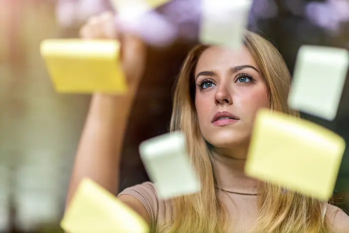 lady using stickly notes | hoa apps